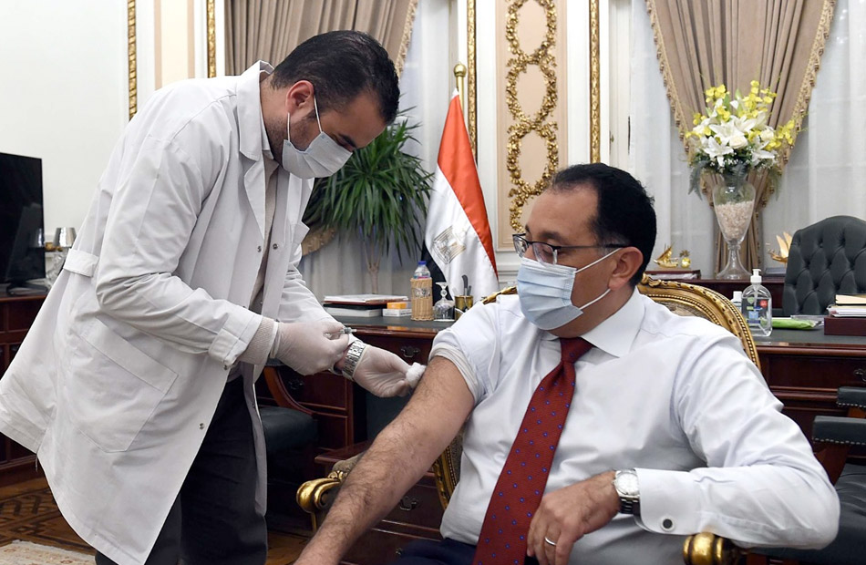تلقى الدكتور مصطفى مدبولي، رئيس مجلس الوزراء، اللقاح المضاد لفيروس كورونا، في إطار الحملة القومية لتطعيم
