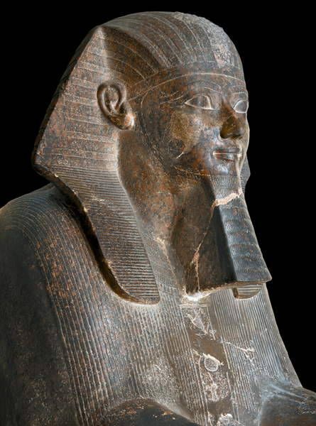 المتحف المصري قطع أثرية فريدة تمثال للملكة حتشبسوت في هيئة ابى الهول يوحي بقوة الملكة وقدرتها علي تولي عرش