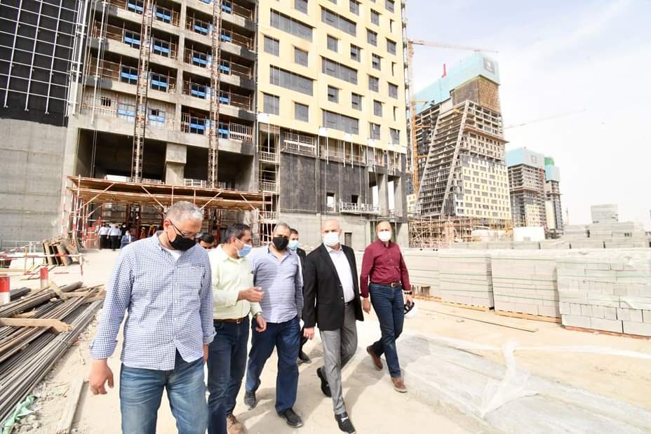 قام الدكتور عاصم الجزار، وزير الإسكان بزيارة تفقدية لعدد من المشروعات الجارى تنفيذها بالعاصمة الإدارية EzaWmDIUYAEY72t