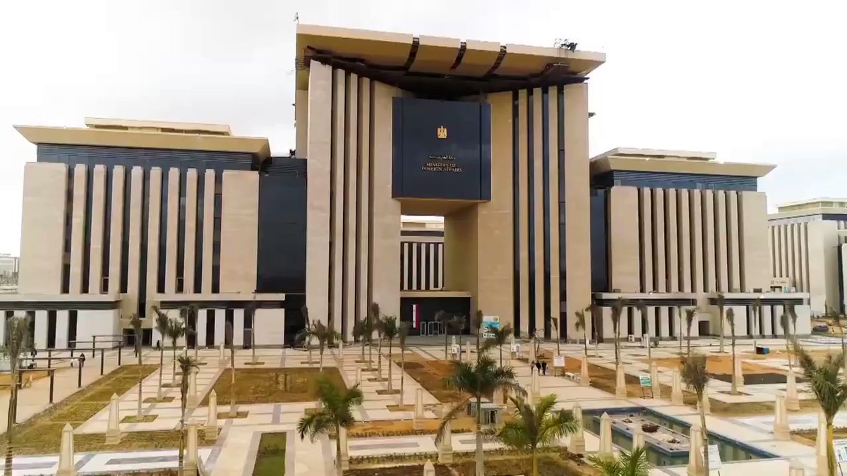 تفقد الرئيس عبد الفتاح السيسي اليوم أعمال إنشاء محور المستشار عدلي منصور، بعرض 16 حارة مرورية لربط طرق NXqrAKoHNDWVJW52