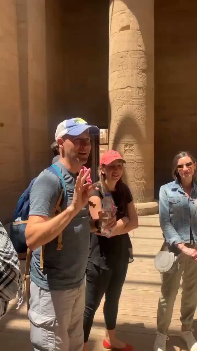 الدكتور خالد عناني وزير السياحة والآثار، يلتقي مجموعة من السائحين بمعبد فيلة في أسوان، ويتناول معهم الحديث R6wfGaGhdOZNoK