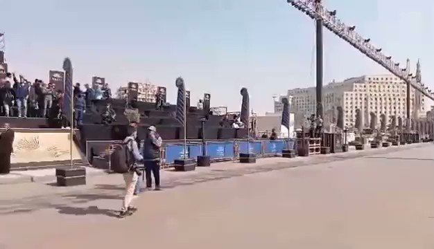 بعد حوالي ساعة ينطلق من ميدان التحرير موكب المومياوات الملكية والذي تنقله أكثر من 500 محطة تليفزيونية حول Wbawv7Vl9qq1fvM