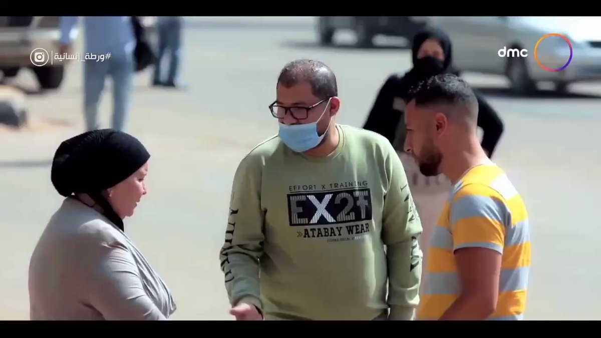 في مشهد تمثيلي - سيدة تفقد أموال معاشها في الشارع - فيقوم المارة بجمع النقود على أنهم وجدوا أموالها التي lislcjuesCsZirMb
