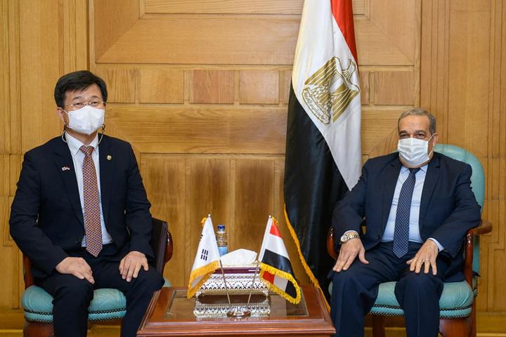 وزارة الدولة للإنتاج الحربي وزير الدولة للإنتاج الحربي يناقش مع وزير برنامج إدارة 11560