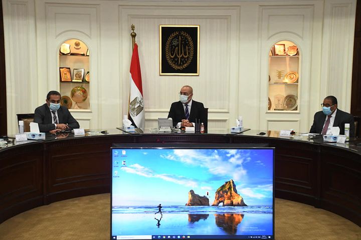 وزارة الإسكان والمرافق والمجتمعات العمرانية وزير الإسكان يتابع مع مسئولى شركة المقاولون 39487