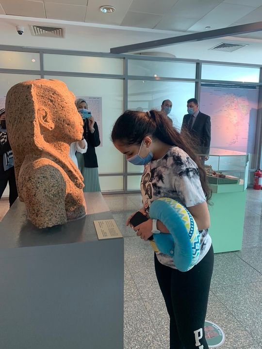 أول زائرة لمتحف مطار القاهرة الدولي، مبنى 2 The first visitor to Cairo International airport Museum in terminal 2 41693