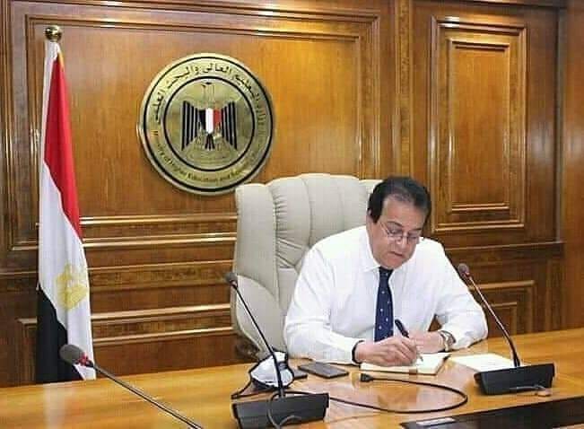 وزير التعليم العالي يستعرض تقريرًا حول إنجازات معهد بحوث أمراض العيون تلقى الدكتور خالد عبد الغفار وزير 60529