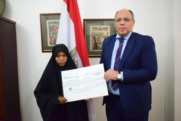 السفير المصري في تنزانيا يكرم المتسابقة الفائزة بالمركز الثاني في المسابقة العالمية لحفظ القرآن الكريم 65182