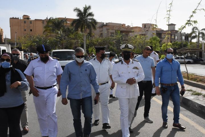 رئيس جهاز القاهرة الجديدة يقود حملة مكبرة لتنفيذ قرارات غلق وتشميع بالتجمع الأول بالتعاون مع قيادات الشرطة 65620