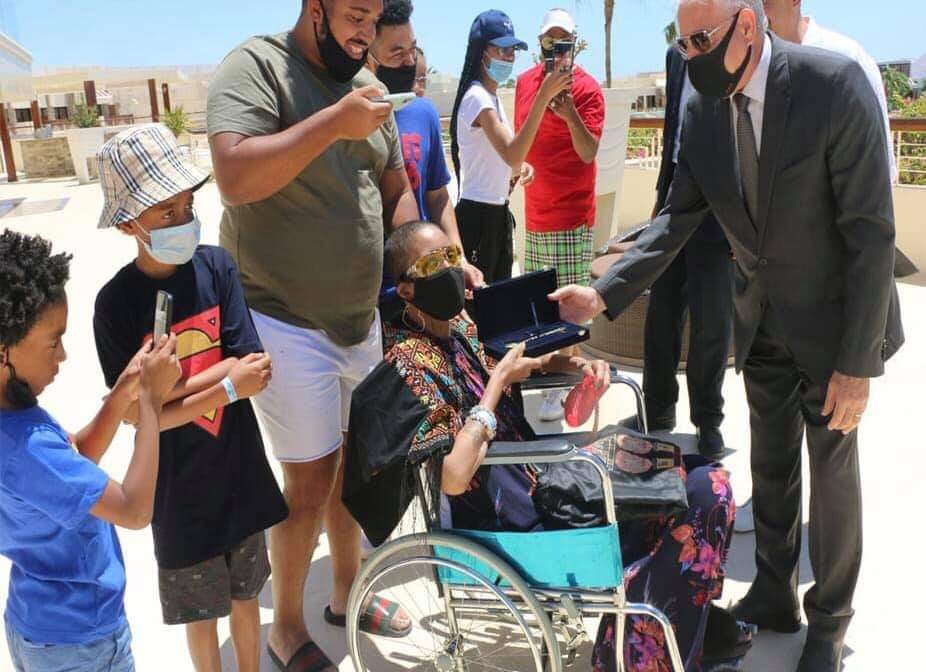 حرص اللواء خالد فودة محافظ جنوب سيناء، على لقاء السيدة الأمريكية "جلوريا والكر " بمقر إقامتها بشرم الشييخ، E1XQOMCWEAIuE98