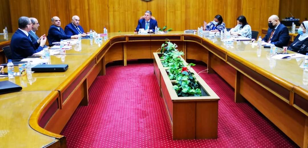 عقد السيد/ هشام توفيق وزير قطاع الأعمال العام، اجتماعًا مع الأعضاء المنتدبين لشركات القطن والغزل والنسيج E2tWrajXoAEpwmt