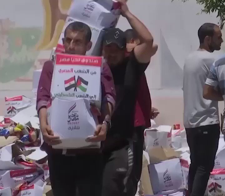 ​ Gaza residents queue for aid boxes from Egypt PmwDU4OYVYFvBqV