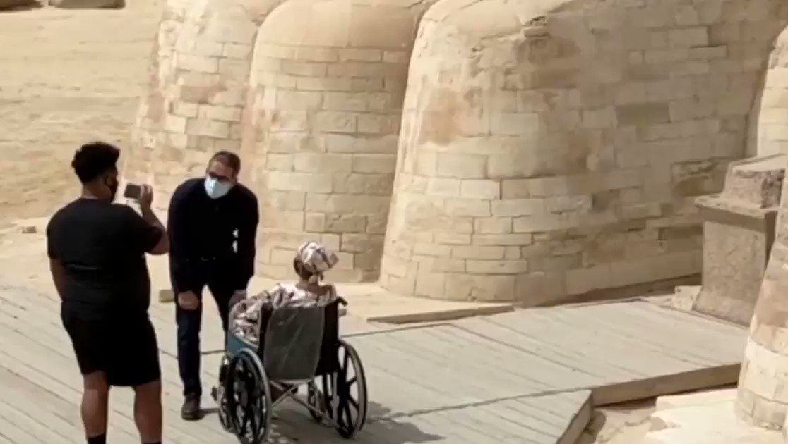 استقبل الدكتور خالد العنانى، وزير السياحة والآثار، السيدة الأمريكية جلوريا فيتال، التى أصيبت بالسرطان UE8fl98vbFhAusDW