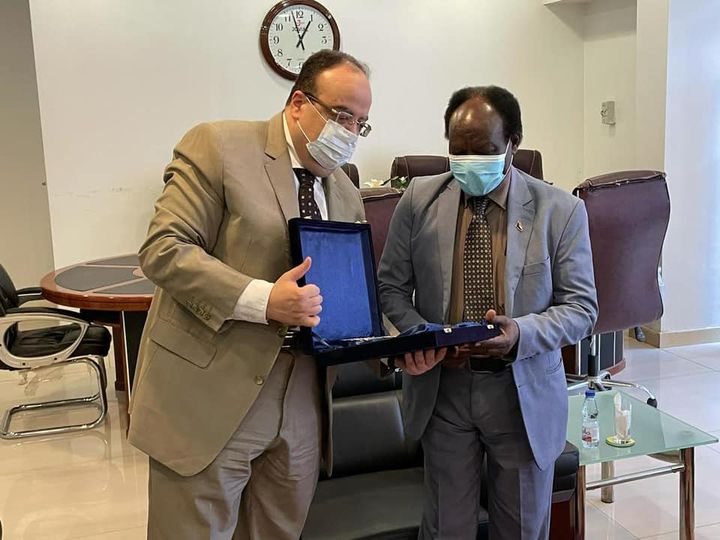 السفير المصري في الخرطوم يلتقي بوزير الاستثمار السوداني 13962