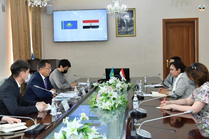 السفيرة المصرية لدى كازاخستان تلتقي رئيس جامعة الفارابي الوطنية الكازاخية ـ التقت السفيرة منال 36138