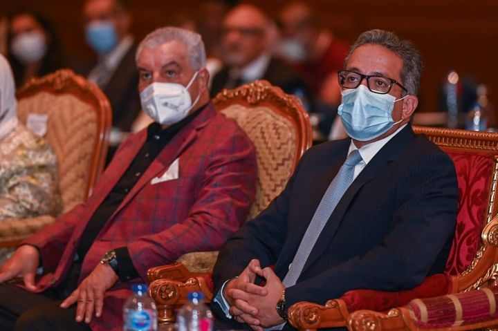شهد الدكتور خالد العناني وزير السياحة والآثار، توقيع عقد تطوير والمشاركة بالإدارة لعروض الصوت والضوء 51187
