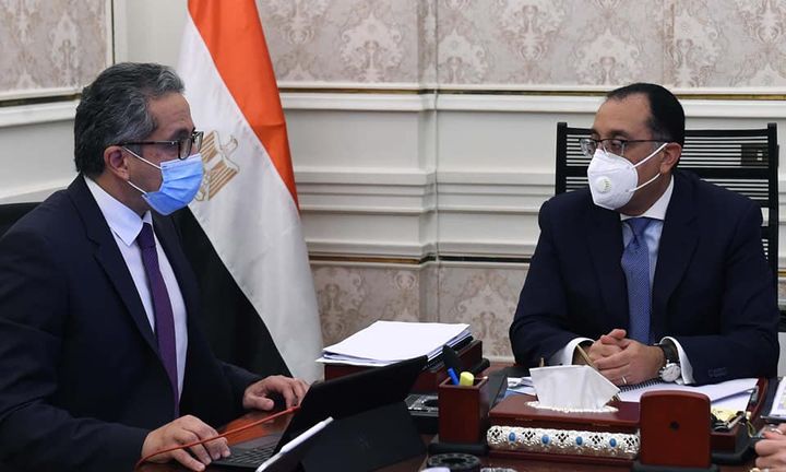 رئيس الوزراء يتابع مع وزير السياحة والآثار عددا من ملفات عمل الوزارة عقد الدكتور مصطفى مدبولى، رئيس مجلس 51281