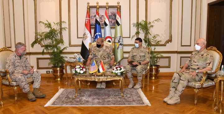 الفريق أول / محمد زكى القائد العام للقوات المسلحة وزير الدفاع والإنتاج الحربى يلتقى قائد القيادة المركزية 52191