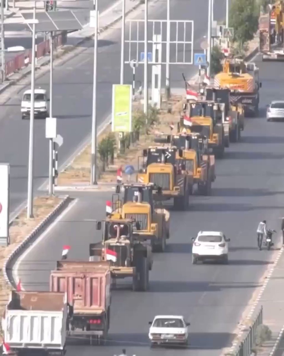 في الوقت الذي بدأت فيه الشركات المصرية العمل في إعمار غزة فور وصول المعدات مباشرةً، كان الرئيس السيسي يتابع 55nKeR61j2PlH597