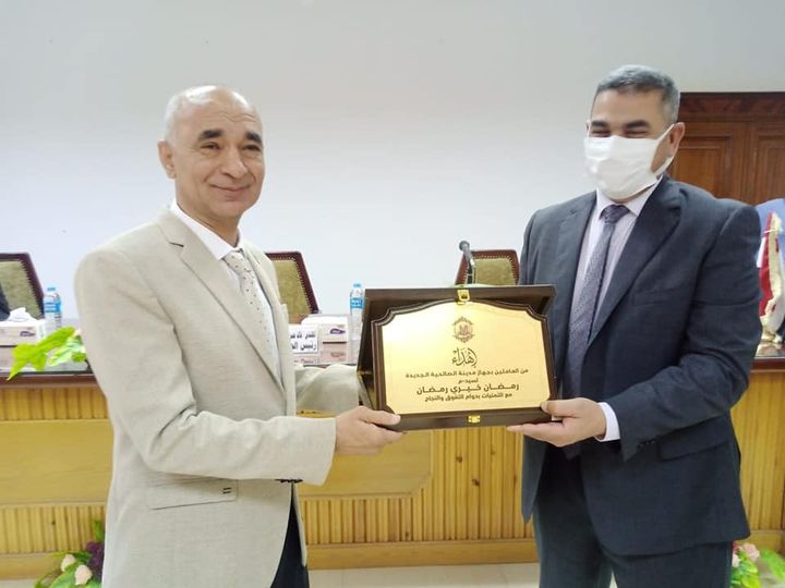 وزارة الإسكان والمرافق والمجتمعات العمرانية جهاز مدينة الصالحية الجديدة يكرم رئيس الجهاز 62934