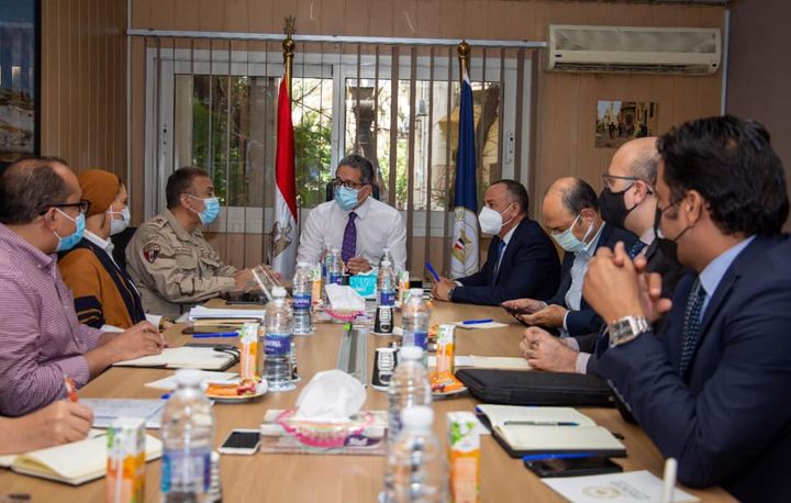 عقد صباح اليوم الدكتور خالد العناني وزير السياحة والآثار، اجتماعاً مع اللواء عاطف مفتاح المشرف على مشروع 65116