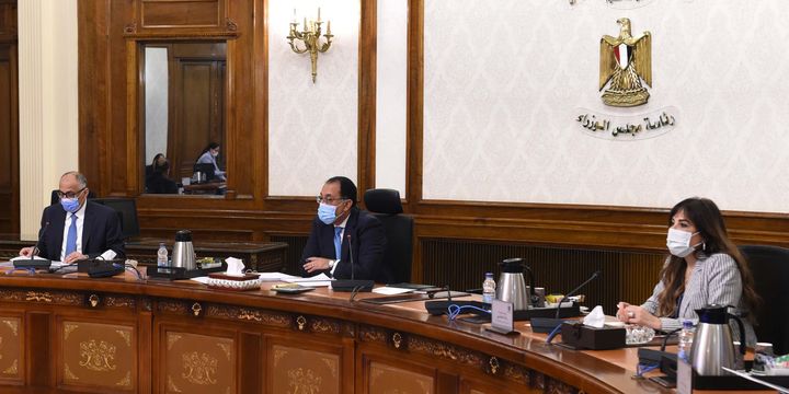 رئيس الوزراء يستعرض مع محافظ البنك المركزي المبادرات الموجهة لدعم القطاعات الاقتصادية المختلفة عقد 72405