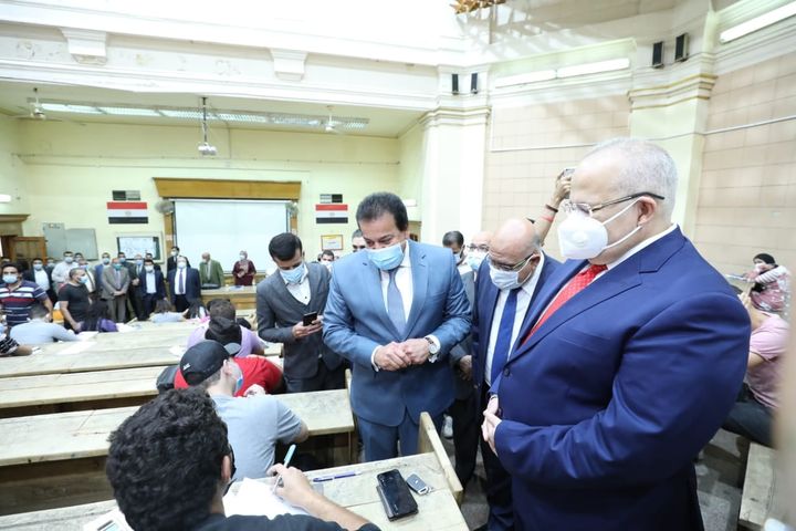 وزارة التعليم العالي والبحث العلمي: وزير التعليم العالي ورئيس جامعة القاهرة يتفقدان لجان 78082