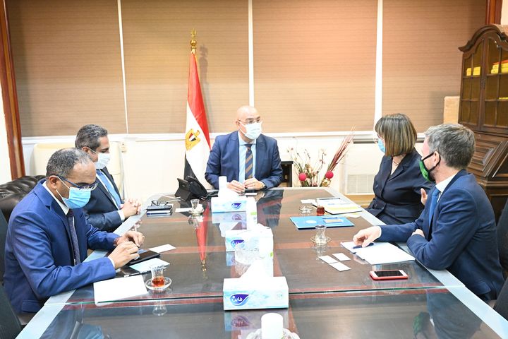 وزير الإسكان يلتقى المنسقة المقيمة للأمم المتحدة بمصر لعرض التجربة العمرانية المصرية الجزار: الدولة 79108