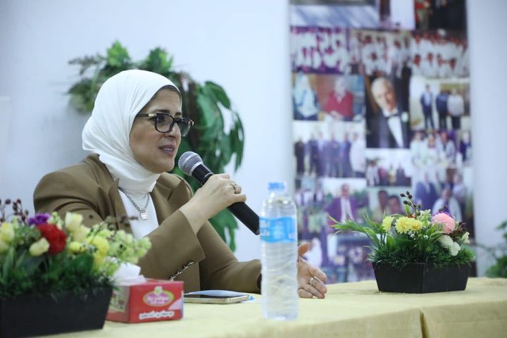 وزارة الصحة والسكان خلال لقائها بالأطقم الطبية بمستشفيي حميات وصدر العباسية 91371