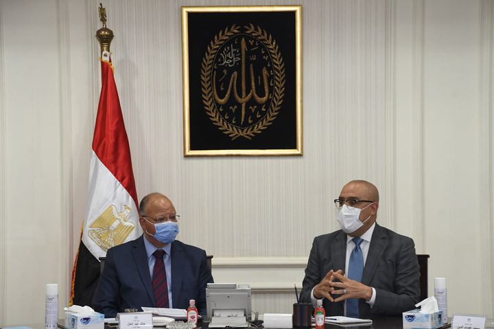 وزير الإسكان ومحافظ القاهرة يتابعان تنفيذ مشروعى تطوير منطقتى مثلث ماسبيرو وسور مجرى العيون عقد الدكتور 99162