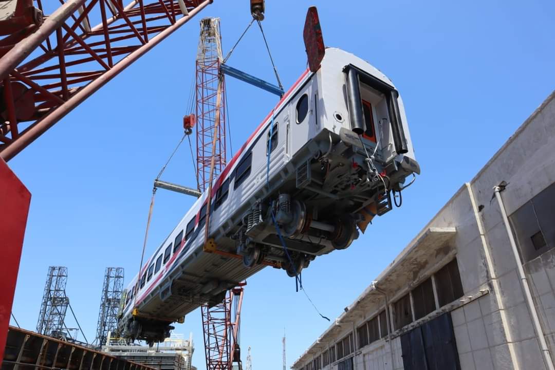 أعلن الفريق مهندس / كامل الوزير - وزير النقل وصول دفعة جديدة من عربات ركاب السكك الحديدية الجديدة بعدد 28 E2yW3iHX0AIvGpE