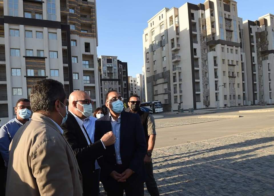 الدكتور مصطفى مدبولي، رئيس مجلس الوزراء، يتفقد مشروع الحي السكني الثالث R3 بالعاصمة الإدارية الجديدة، ويقع E3JBV6 WQAMCBwg