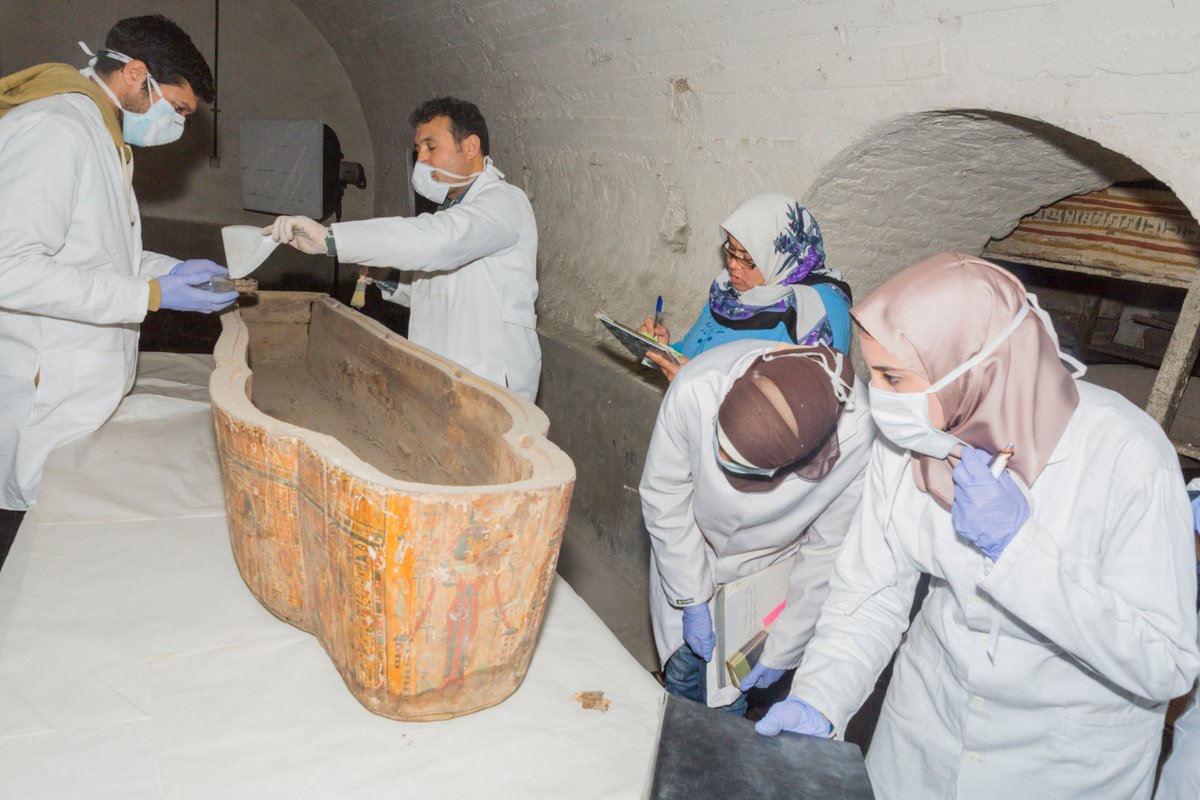 أسبوع المتاحف شاهد أعمال توثيق وتسجيل وصيانة وحفظ التوابيت الخشبية في البدروم والطابق الثالث المتحف المصري E3YfJRdX0AQKfm