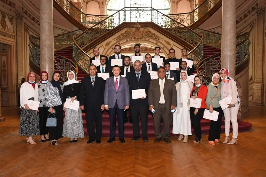 كرم مجلس جامعة عين شمس، فريق كلية الهندسة الفائز بالمركز الخامس عالميا في مسابقة تصميم الزلازل بالولايات E4 aryUXoAEfjHI