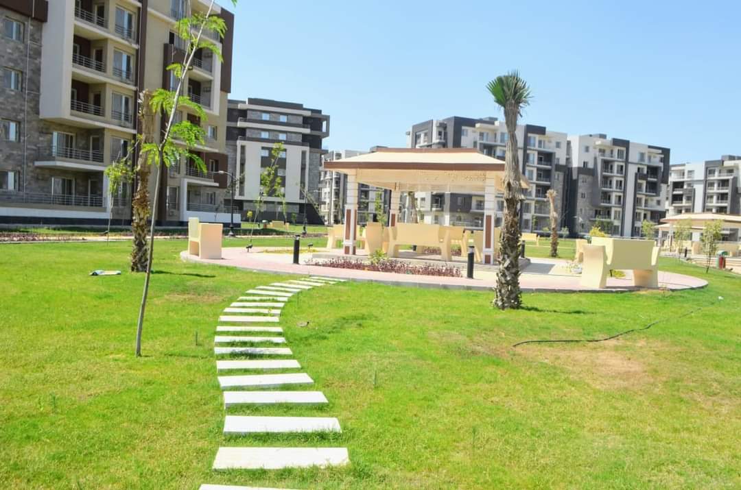 إنتهاء تنفيذ أعمال تنسيق الموقع بمشروع عمارات الإسكان المتوسط " دار مصر " المرحلة الثانية بمدينة العاشر من E5I0iJUWQAgDkef