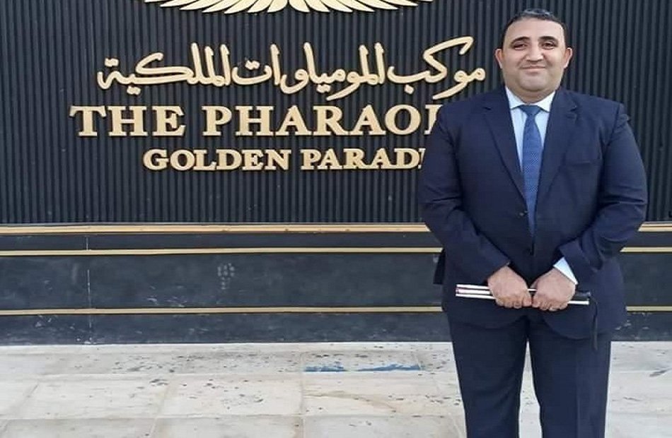 أحمد نجيب 38 سنة من ذوي الإعاقة البصرية، لكنه مثال للتحدي والنجاح، وأول من يشغل منصب مدير من ذوي الاحتياحات E5IjJ6MXIAEQFzc