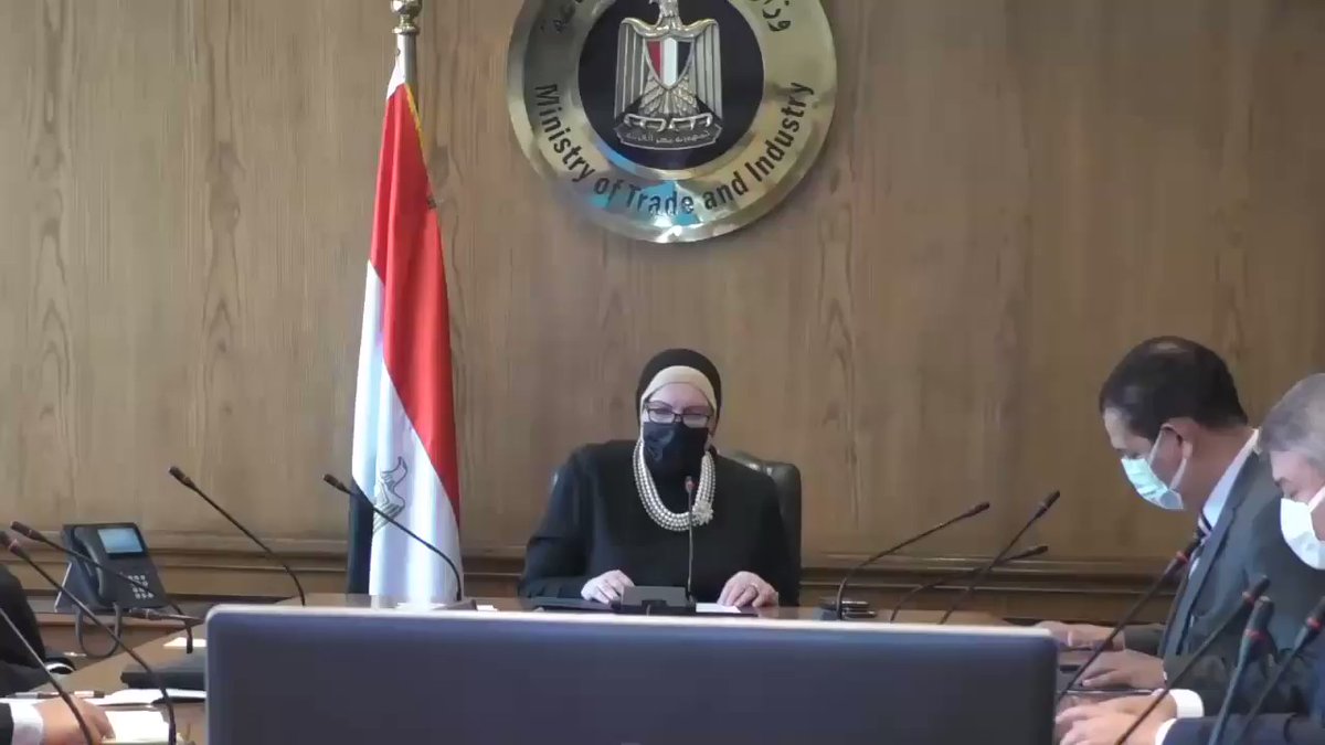 عقدت السيدة/ نيفين جامع وزيرة التجارة والصناعة لقاءً موسعاً مع ممثلى شركة يوتنج الصينية ومجموعة الجيوشي PrO1IHukKkF6E0 W