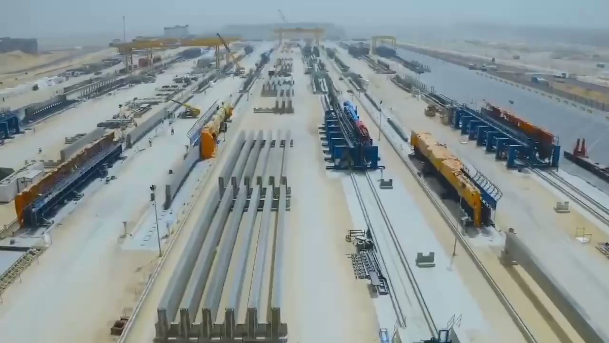ورشة تصنيع العوارض الخرسانية سابقة التجهيز، الخاصة بمشروع قطاع مونوريل العاصمة الإدارية الجديدة، والتي lBZFNKm0YfK n4oF