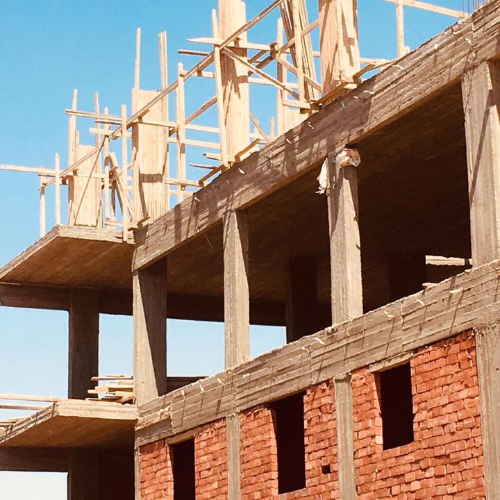 وزارة الإسكان والمرافق والمجتمعات العمرانية: جهاز مدينة الشروق يزيل أعمال بناء مخالفة فى 25700