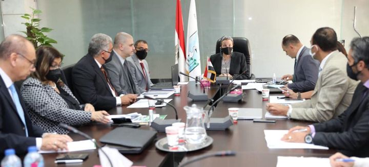تنفيذاً لتكليفات السيد رئيس الجمهورية: وزيرة البيئة تستعرض الاستراتيجية الوطنية للحد من استخدام الأكياس 31714