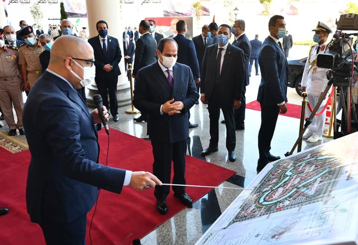 السيد الرئيس عبد الفتاح السيسي يتابع عقب صلاة العيد الموقف التنفيذي والانشائي الخاص بمدينة الفنون في مدينة 34090
