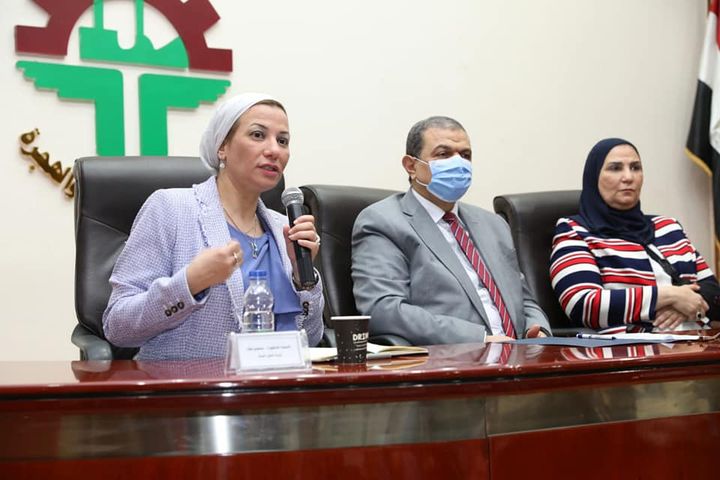 وزراء البيئة والقوى العاملة والتضامن يسلمون 30 مدربا شهادات اتمام التدريب علي مهنة التبريد والتكييف 48607