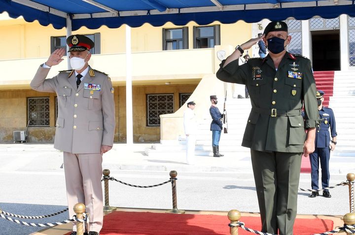 رئيس الأركان يعود إلى أرض الوطن بعد إنتهاء زيارته الرسمية لدولة اليونان 56900