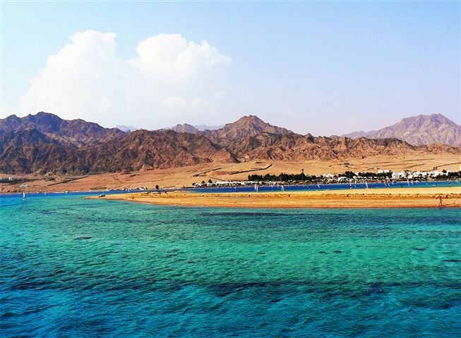 صباح جميل جبل و سماء صافية وبحر بدرجات الازرق المختلفة 82084