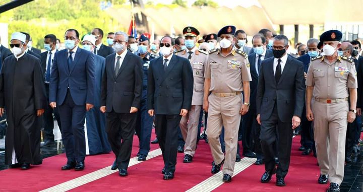 السيد الرئيس يتقدم جنازة السيدة جيهان السادات قرينة الرئيس الراحل محمد انور السادات 90139