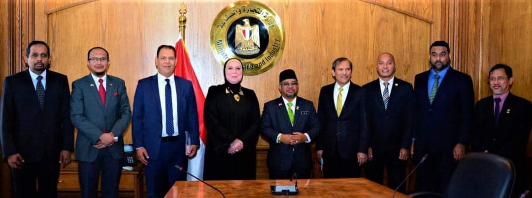 إستقبلت المهندسة / نيفين جامع وزيرة التجارة، الدكتور/ محمد خير الدين بن أمان، وزير الصناعات الزراعية والسلع E5sJNoGXoAEB4j