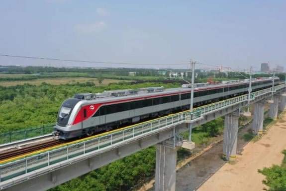 شركة CRRC تنشر صور القطار الكهربائي Cairo LRT •مسار القطار الكهربائي بطول 103 كم، بإجمالي 19 محطة بهدف ربط وسط E7j OeJXsAAWdhX