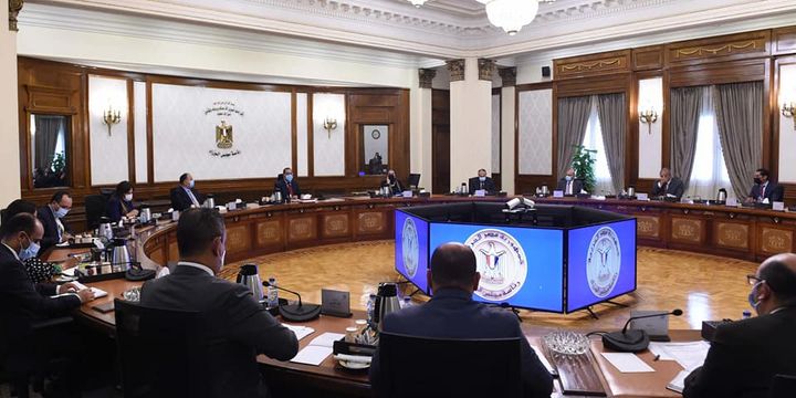 رئيس الوزراء يتابع الموقف التنفيذي للمبادرة الرئاسية لإحلال المركبات المتقادمة للعمل بالغاز الطبيعي 16596