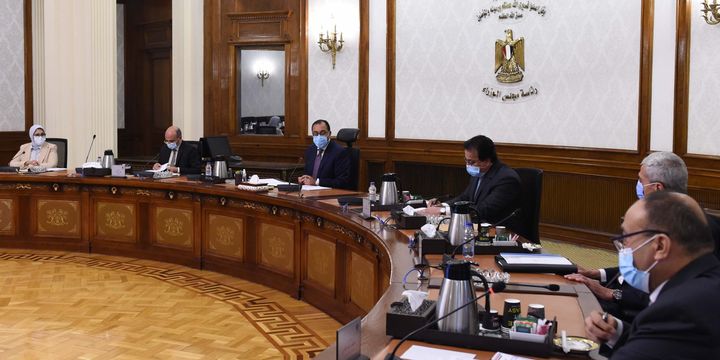رئيس الوزراء يستعرض مسودة اللائحة التنفيذية لقانون تنظيم عمليات الدم وتجميع البلازما لتصنيع مشتقاتها 24752
