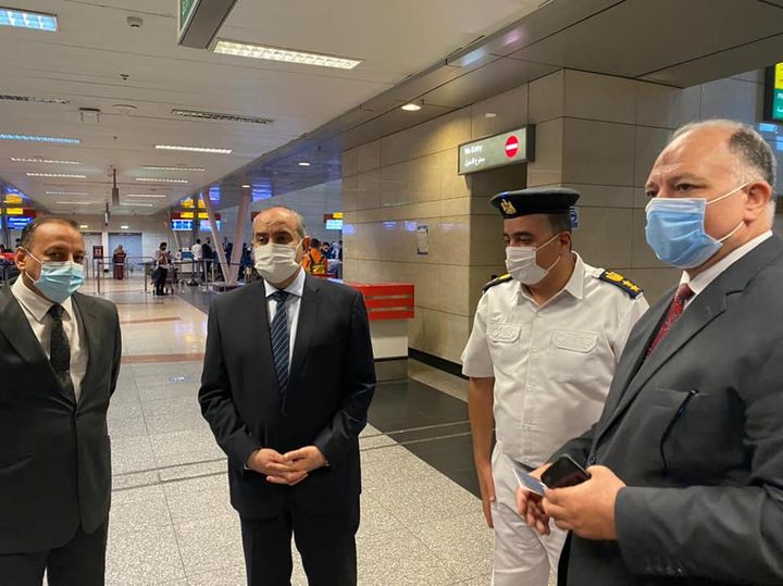 وزارة الطيران المدني: وزير الطيران يقوم بجولة مفاجئة بمبنى الركاب ٢و٣ بمطار القاهرة 35798